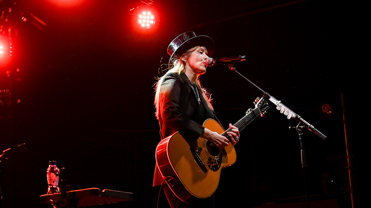 Suzanne Vega @ M-Idzomer Leuven, foto 1, foto's door Luc Klinckaert - FrontView Magazine