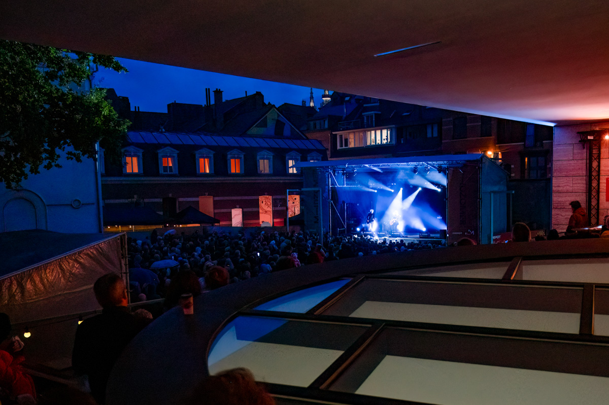 Suzanne Vega @ M-Idzomer Leuven, foto 6, foto's door Luc Klinckaert - FrontView Magazine