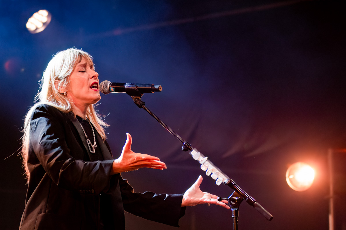 Suzanne Vega @ M-Idzomer Leuven, foto 7, foto's door Luc Klinckaert - FrontView Magazine