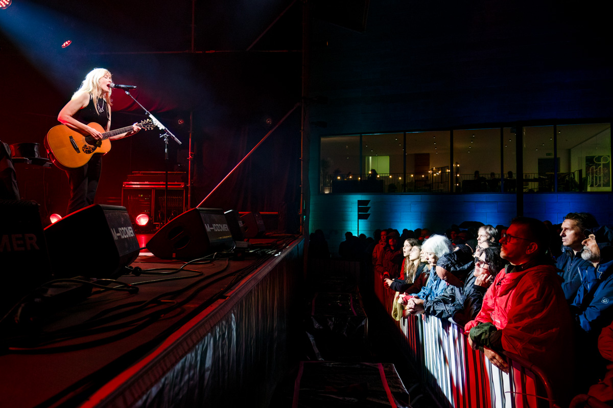 Suzanne Vega @ M-Idzomer Leuven, foto 12, foto's door Luc Klinckaert - FrontView Magazine