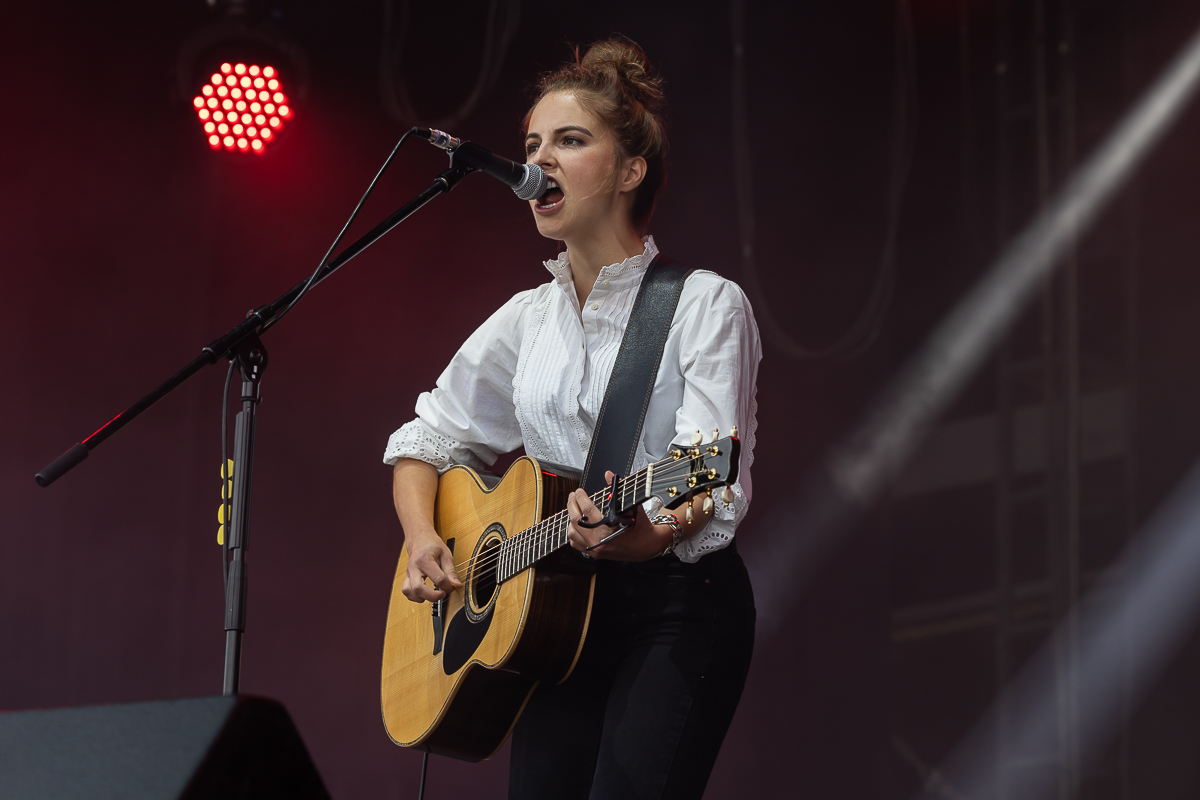 Emmy D'Arc @ Nostalgie Beach Festival 2023 Dag 1, picture 2, photographed by Marc Verdonck - FrontView Magazine