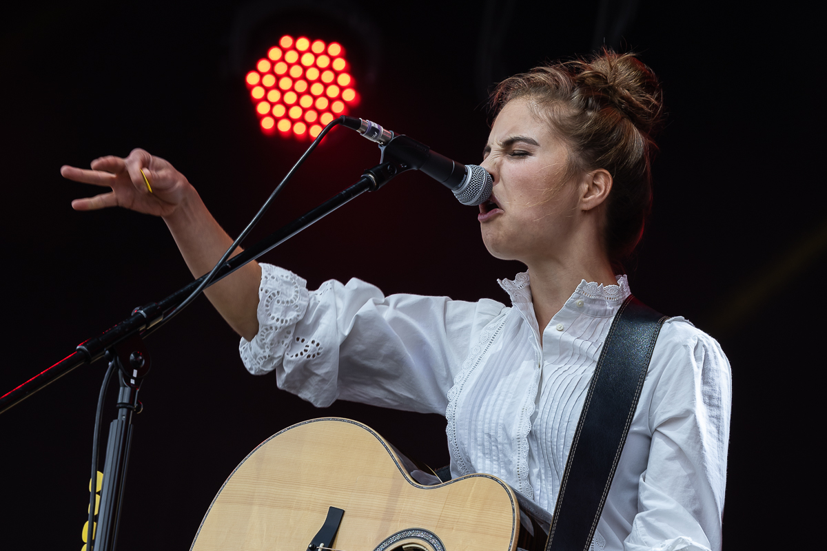 Emmy D'Arc @ Nostalgie Beach Festival 2023 Dag 1, picture 4, photographed by Marc Verdonck - FrontView Magazine