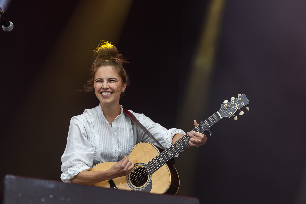 Emmy D'Arc @ Nostalgie Beach Festival 2023 Dag 1, picture 5, photographed by Marc Verdonck - FrontView Magazine