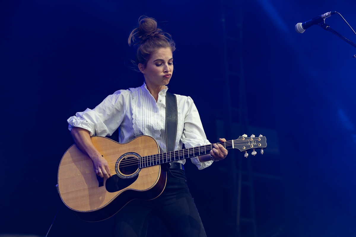 Emmy D'Arc @ Nostalgie Beach Festival 2023 Dag 1, picture 8, photographed by Marc Verdonck - FrontView Magazine