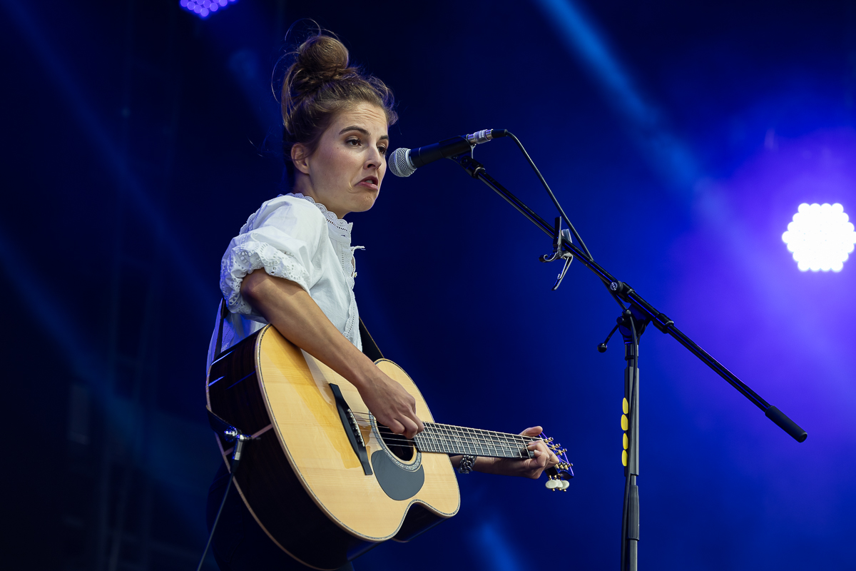 Emmy D'Arc @ Nostalgie Beach Festival 2023 Dag 1, picture 9, photographed by Marc Verdonck - FrontView Magazine