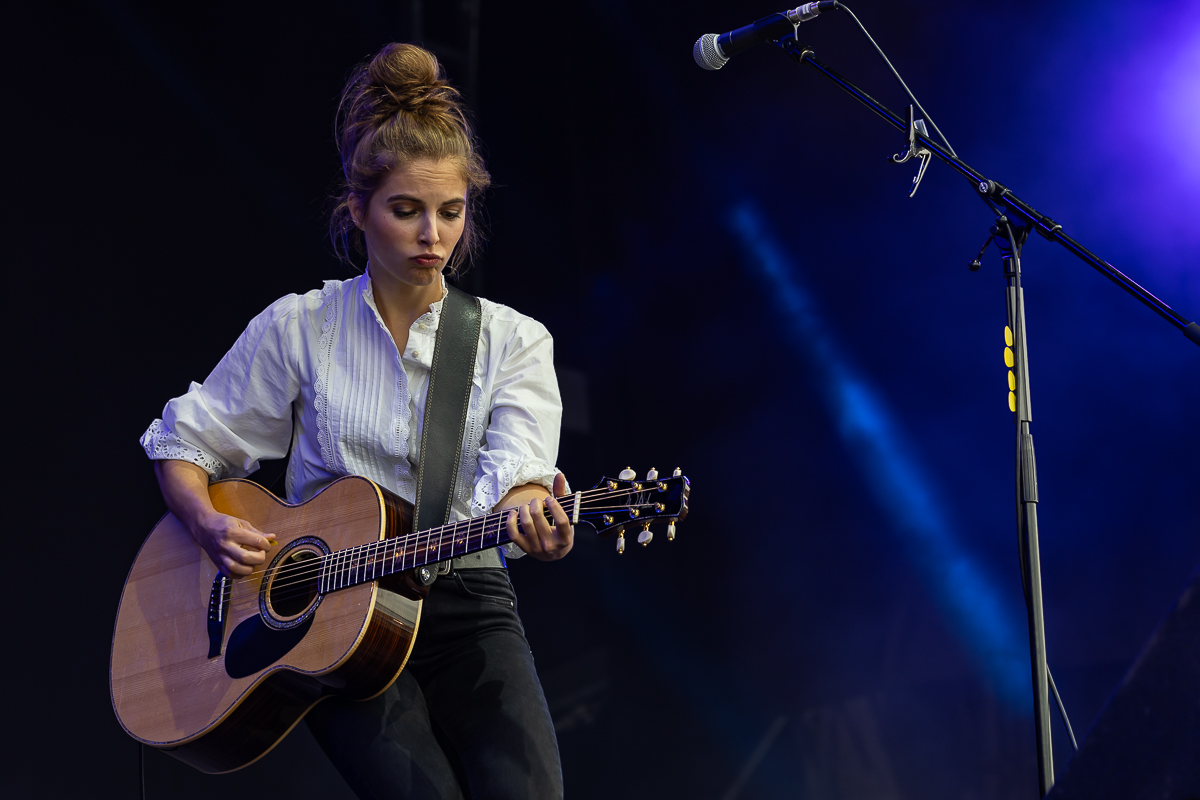 Emmy D'Arc @ Nostalgie Beach Festival 2023 Dag 1, picture 10, photographed by Marc Verdonck - FrontView Magazine