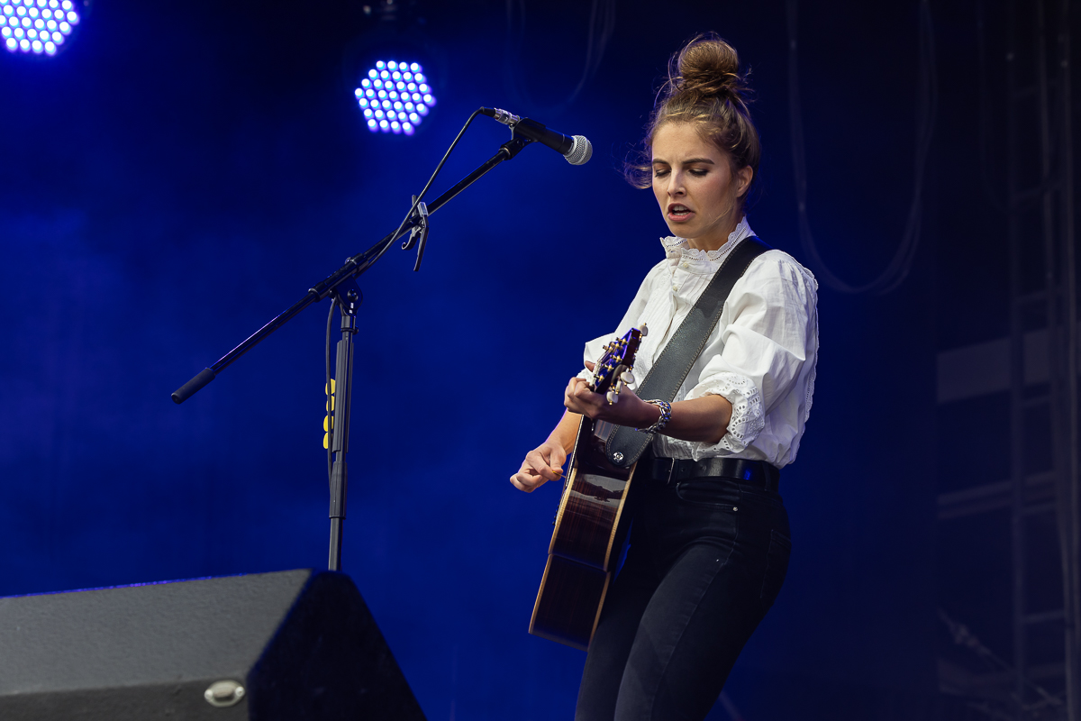 Emmy D'Arc @ Nostalgie Beach Festival 2023 Dag 1, picture 11, photographed by Marc Verdonck - FrontView Magazine