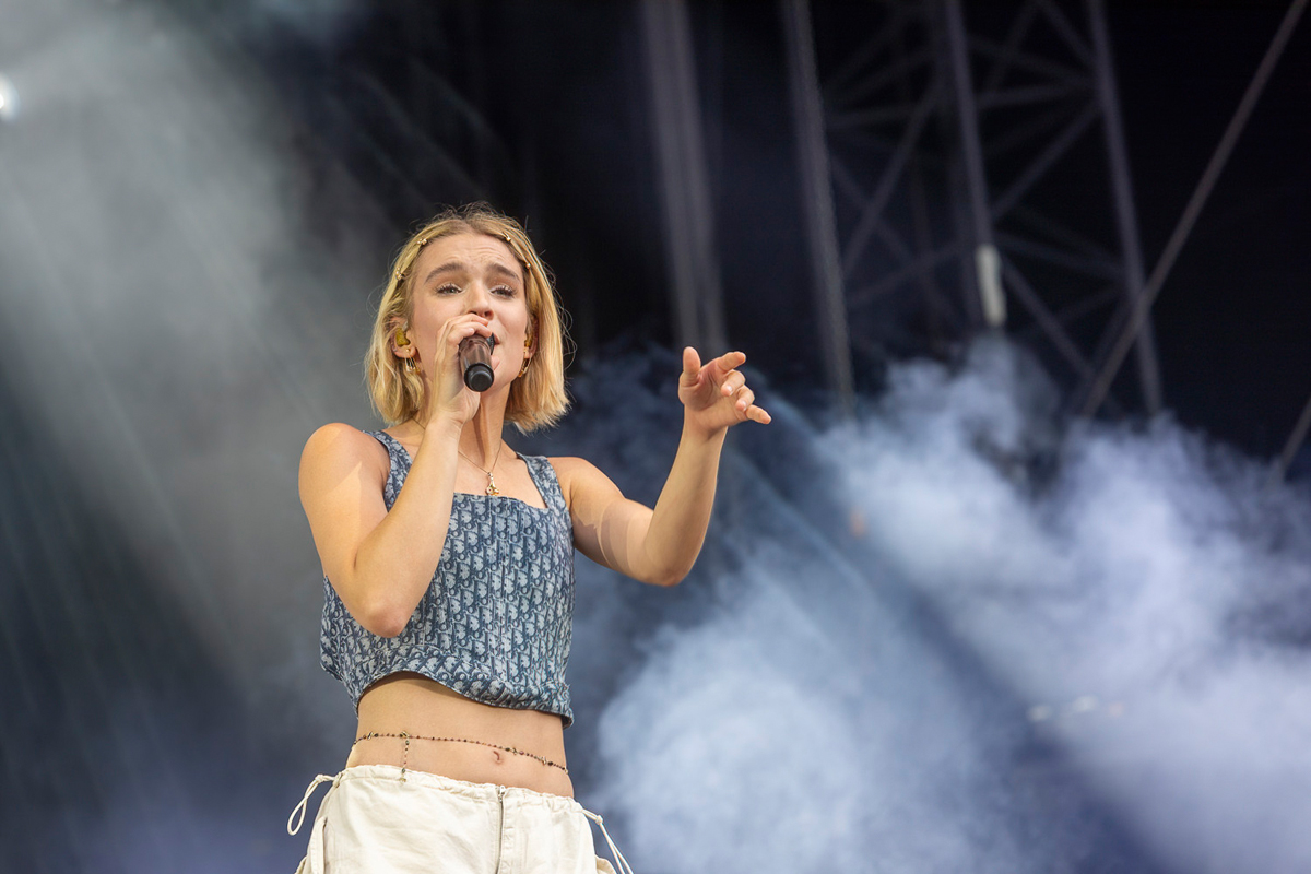 Pommelien Thijs @ Lokerse Feesten 2023, picture 1, photographed by Edwin Houdevelt - FrontView Magazine