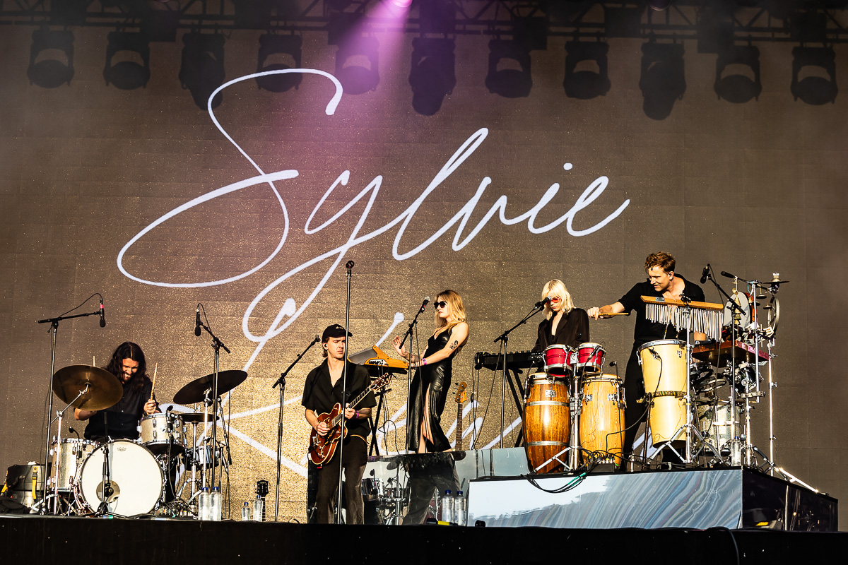 Sylvie Kreusch @ Lokerse Feesten 2023, picture 1, photographed by Marc Verdonck - FrontView Magazine