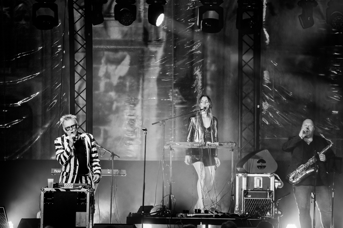 Arbeid Adelt ! & Guests: Der Klinke & Parkaparaplu @ Paulusfeesten Oostende, picture 14, photographed by Luc Klinckaert - FrontView Magazine