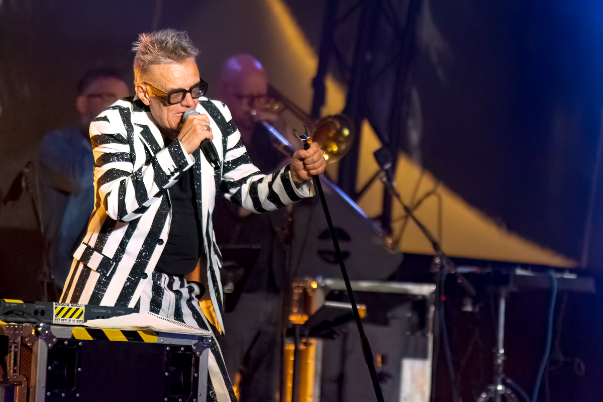 Arbeid Adelt ! & Guests: Der Klinke & Parkaparaplu @ Paulusfeesten Oostende, picture 15, photographed by Luc Klinckaert - FrontView Magazine