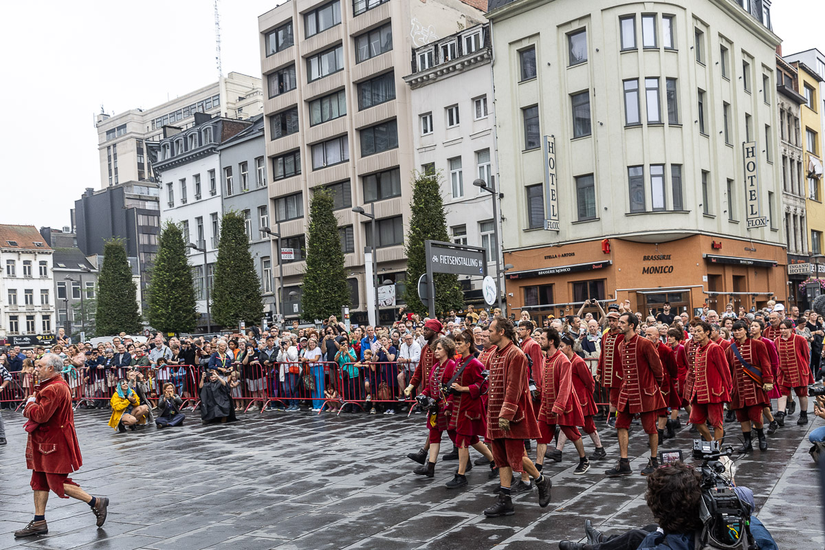 De Reuzen van Royal de Luxe @ Antwerpen, picture 3, photographed by Marc Verdonck - FrontView Magazine