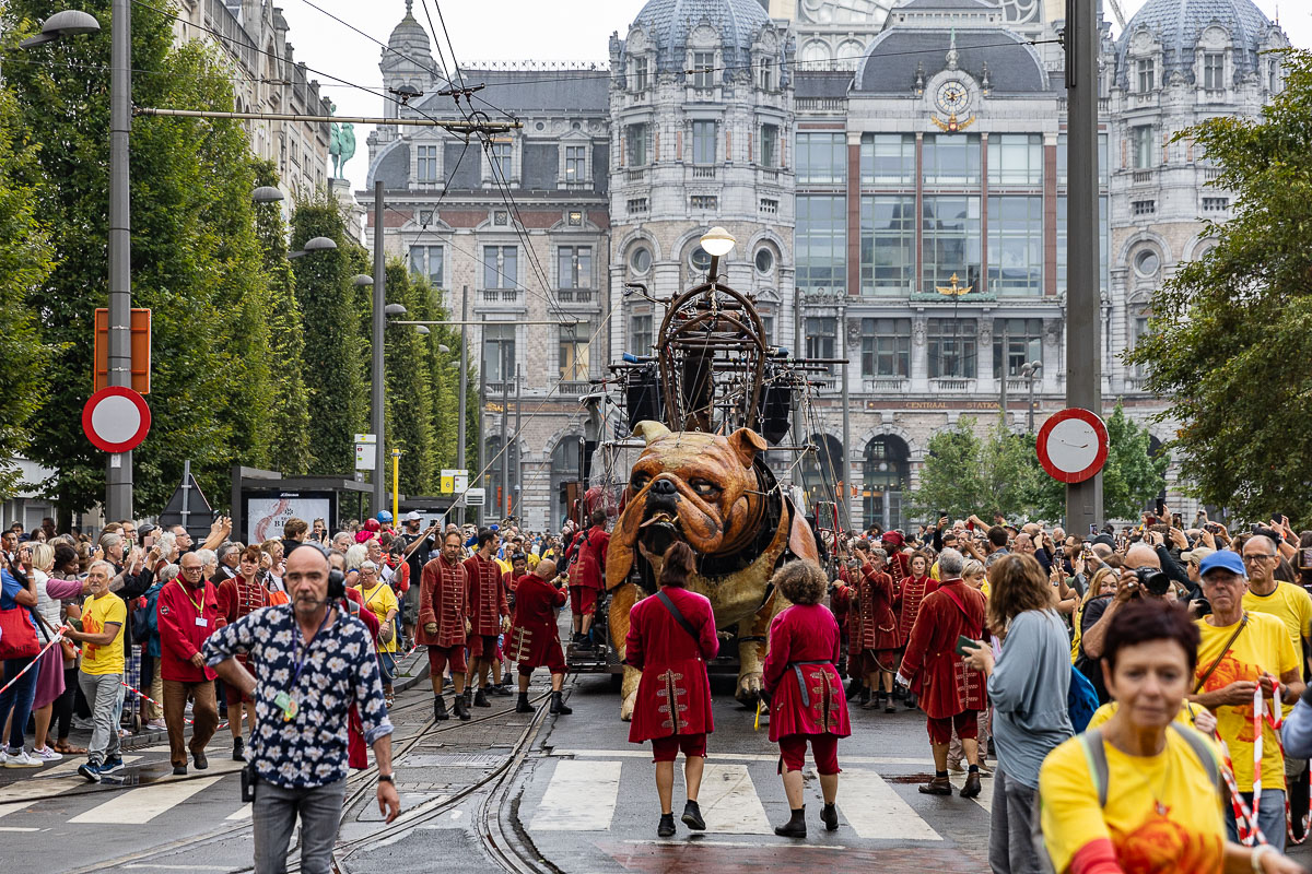 De Reuzen van Royal de Luxe @ Antwerpen, picture 9, photographed by Marc Verdonck - FrontView Magazine