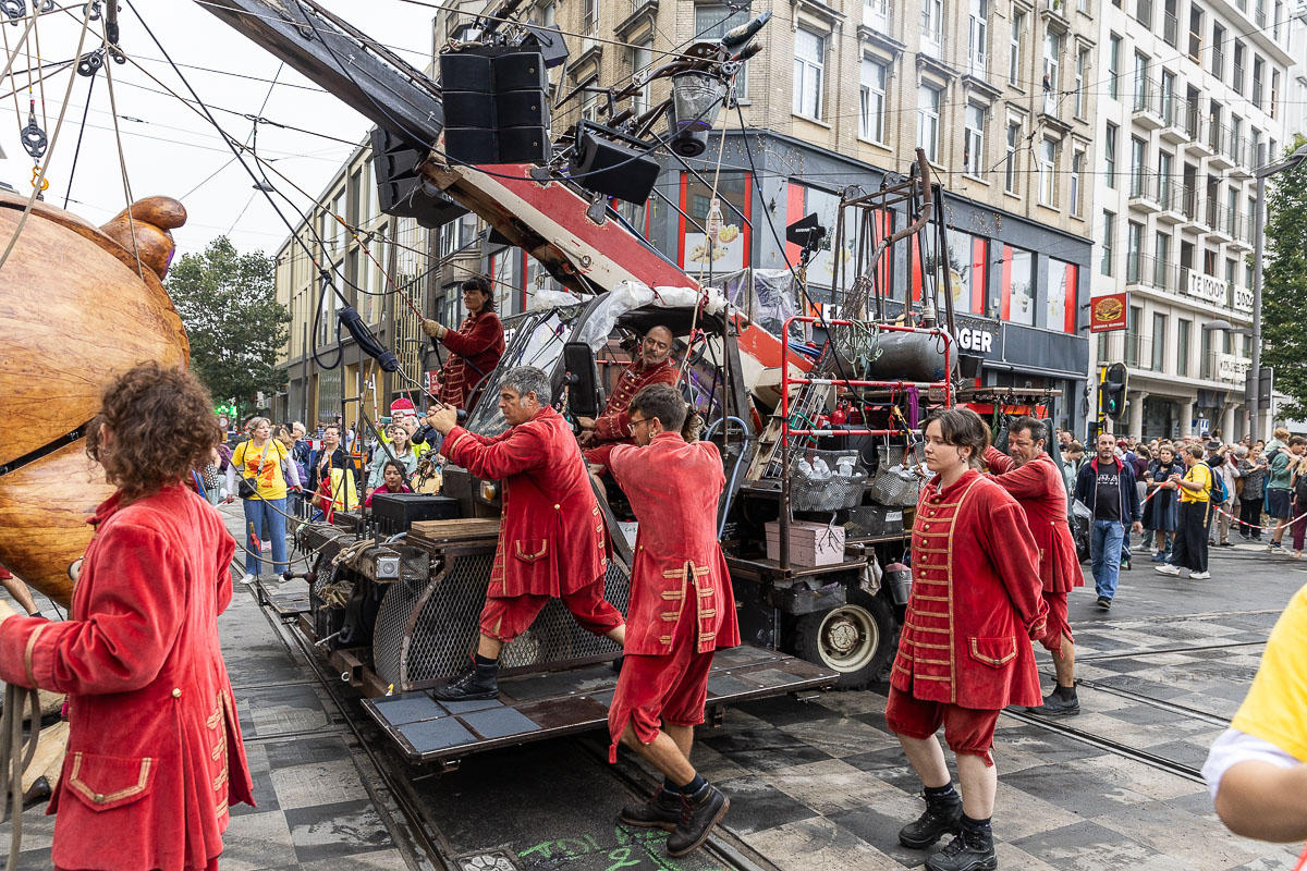 De Reuzen van Royal de Luxe @ Antwerpen, picture 11, photographed by Marc Verdonck - FrontView Magazine