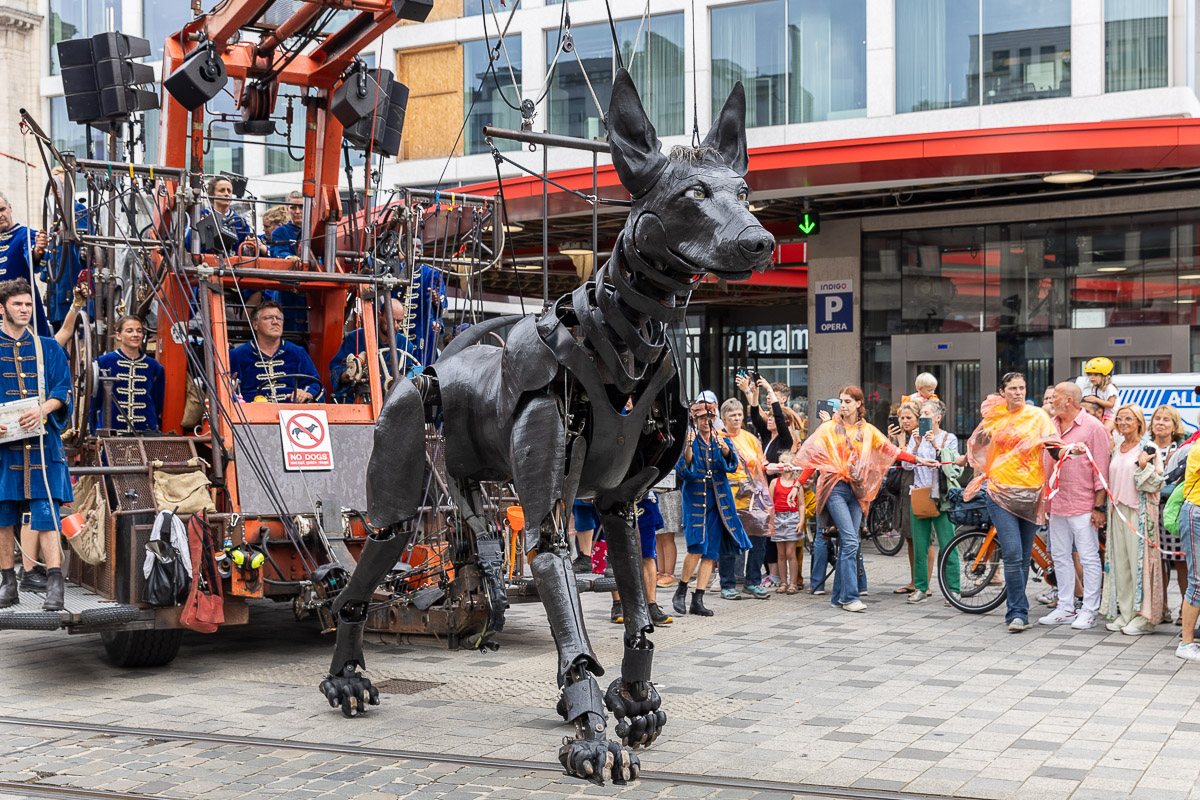 De Reuzen van Royal de Luxe @ Antwerpen, picture 85, photographed by Marc Verdonck - FrontView Magazine