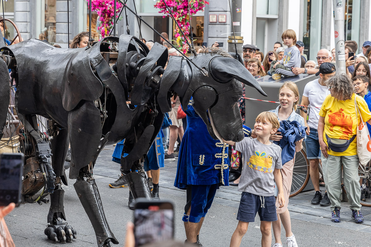 De Reuzen van Royal de Luxe @ Antwerpen, picture 94, photographed by Marc Verdonck - FrontView Magazine