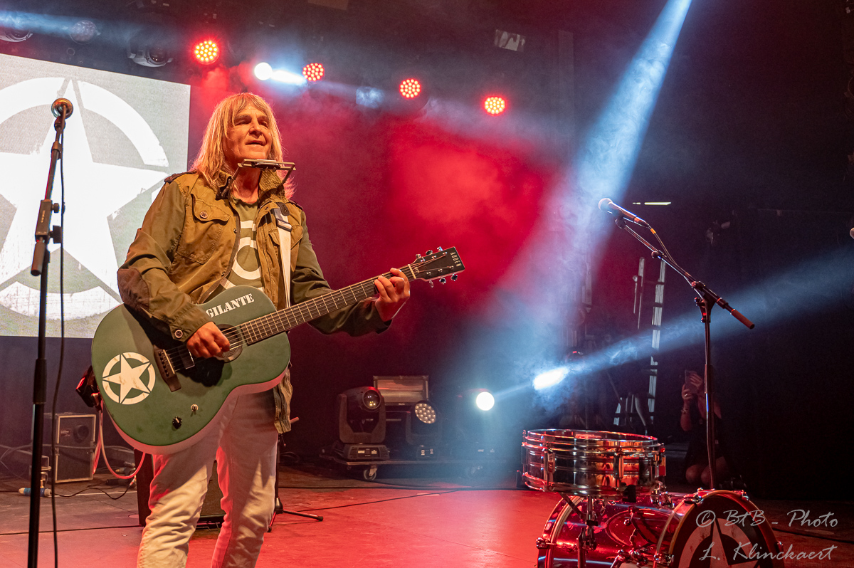 Mike Peters of The Alarm @ W-Fest dag 1, picture 1, photographed by Luc Klinckaert - FrontView Magazine