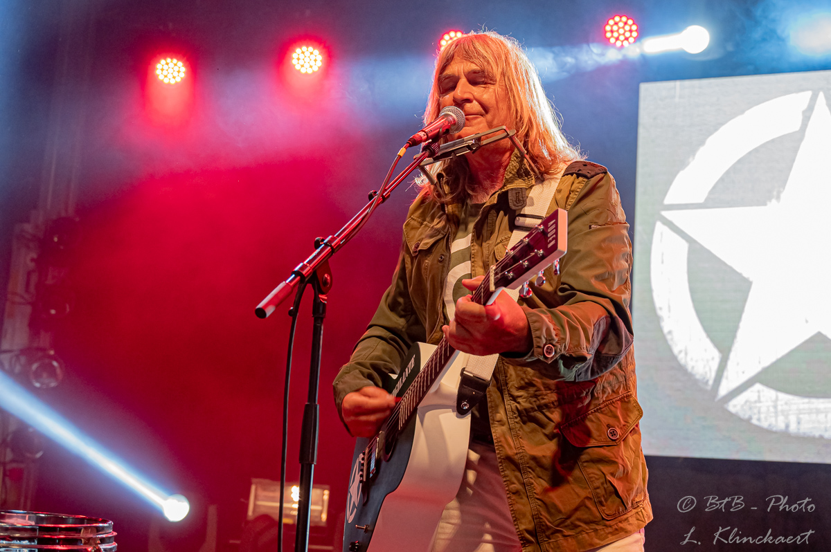 Mike Peters of The Alarm @ W-Fest dag 1, picture 3, photographed by Luc Klinckaert - FrontView Magazine