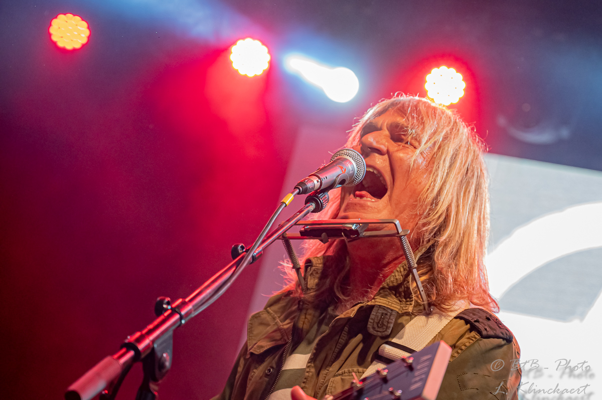 Mike Peters of The Alarm @ W-Fest dag 1, picture 11, photographed by Luc Klinckaert - FrontView Magazine