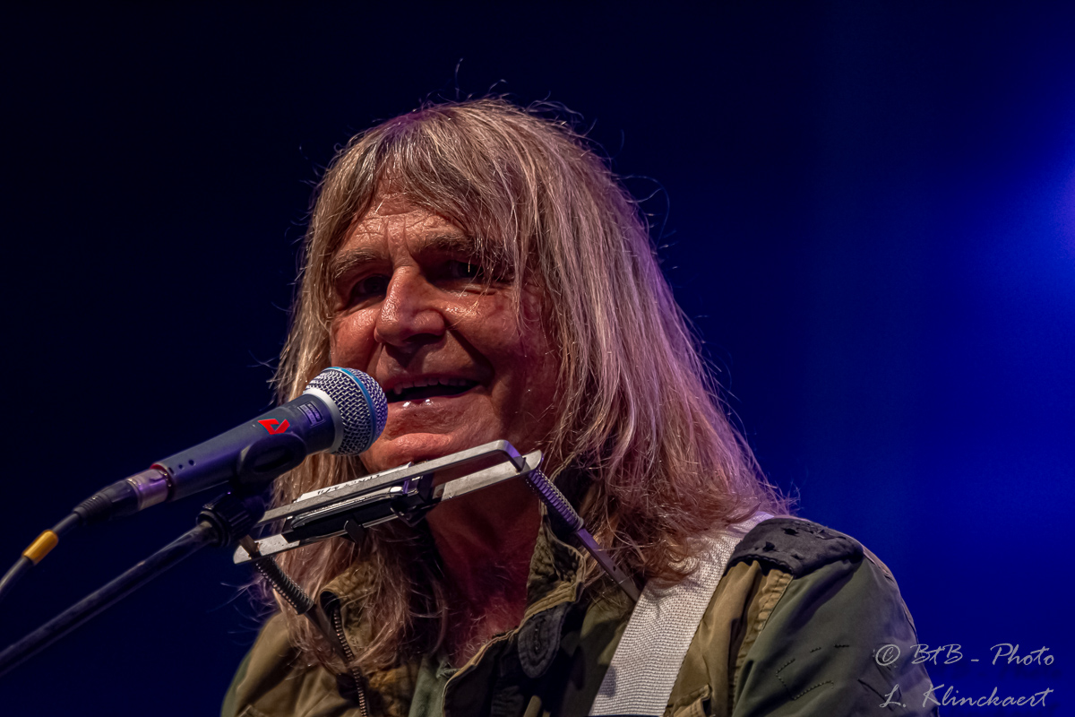 Mike Peters of The Alarm @ W-Fest dag 1, picture 13, photographed by Luc Klinckaert - FrontView Magazine