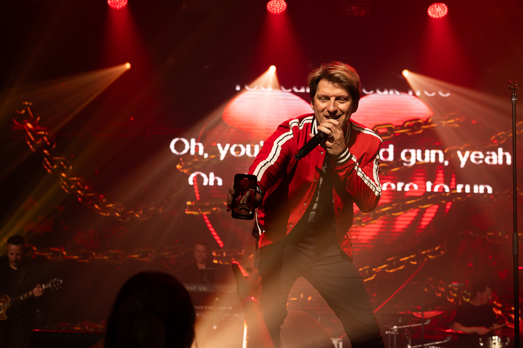 Gene Thomas @ Joe Singalong Party 2023, picture 7, photographed by Gert Daemen - FrontView Magazine