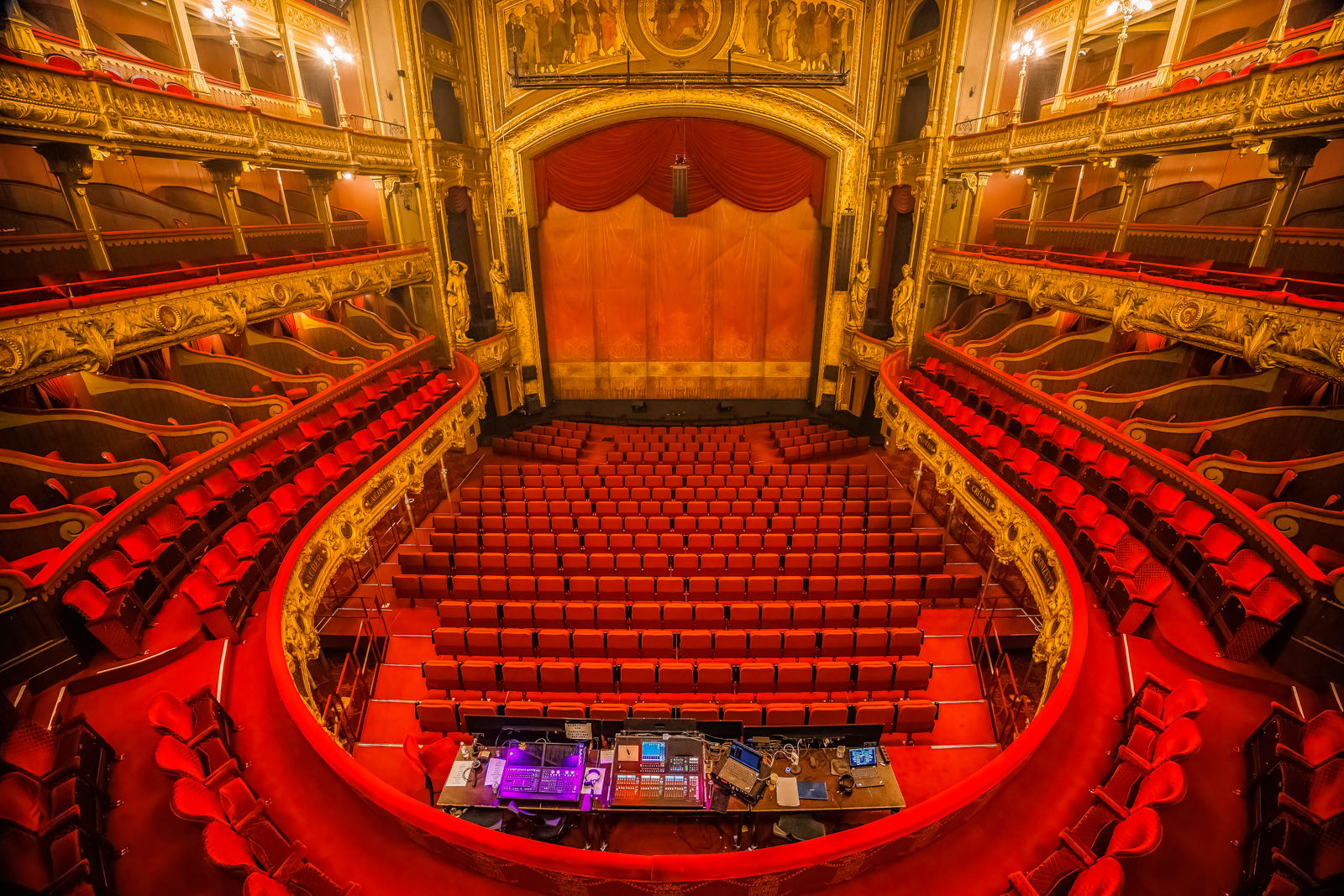 Tourist LemC "Onrust" in Toneelhuis (Bourla Schouwburg), picture 2, photographed by Paul Jongeneelen - FrontView Magazine