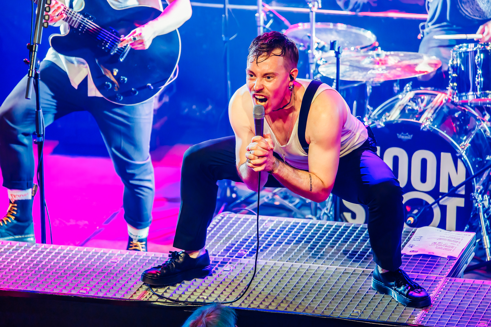 Moon shot Live at 013, picture 13, photographed by Paul Jongeneelen - FrontView Magazine