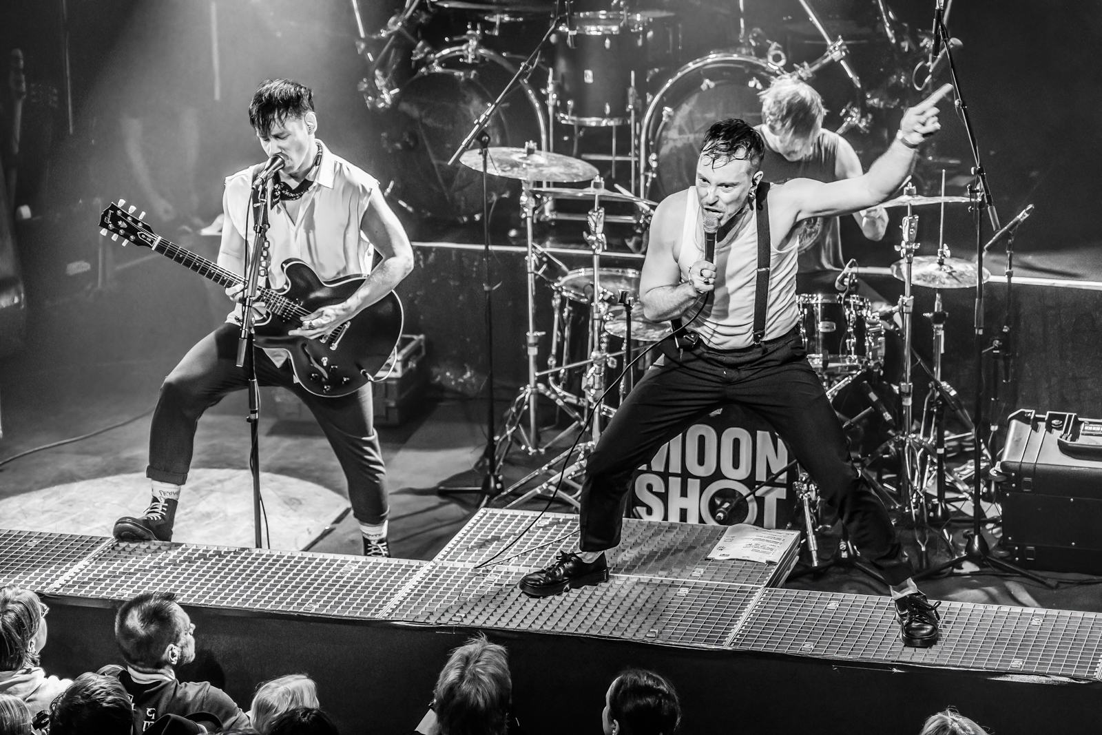Moon shot Live at 013, picture 14, photographed by Paul Jongeneelen - FrontView Magazine