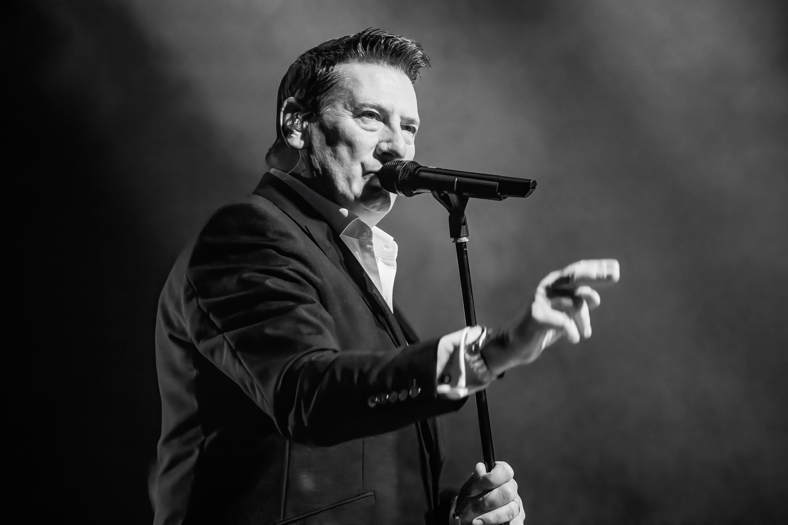 Tony Hadley (Spandau Ballet) Live in concert, picture 3, photographed by Paul Jongeneelen - FrontView Magazine