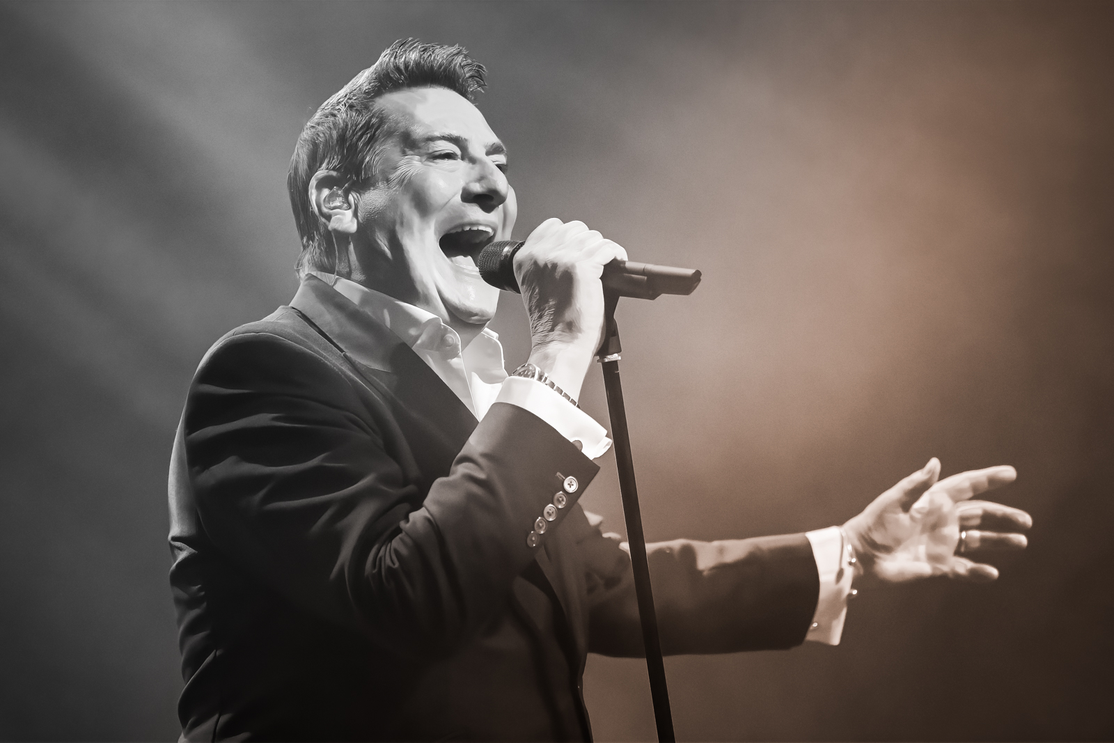 Tony Hadley (Spandau Ballet) Live in concert, picture 6, photographed by Paul Jongeneelen - FrontView Magazine