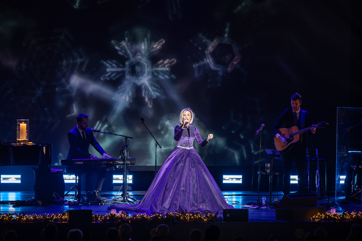Dana Winner @ Elisabethzaal, picture 3, photographed by David Johnson - FrontView Magazine