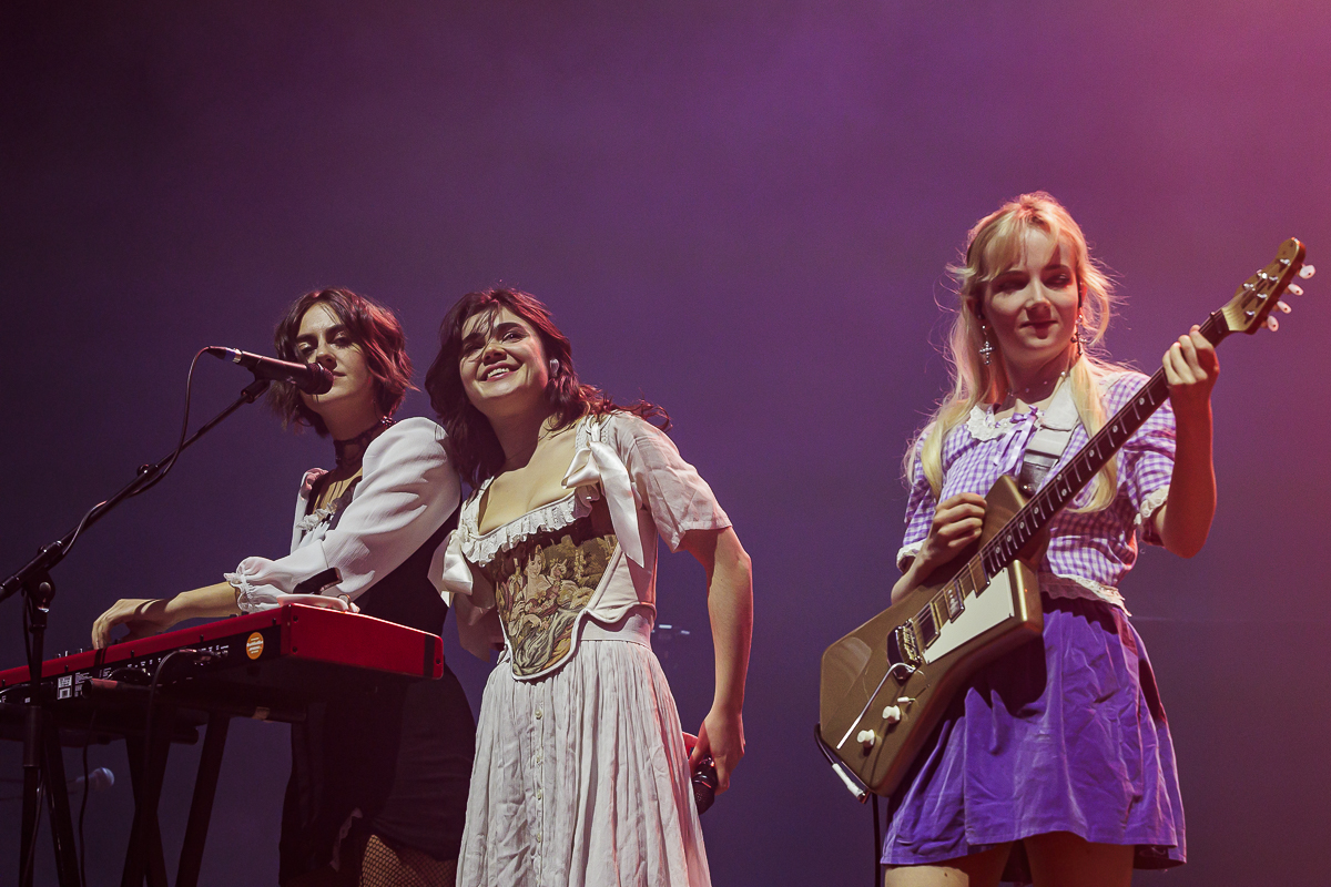 The Last Dinner Party @ Vorst Nationaal, picture 19, photographed by Peter Smet - FrontView Magazine