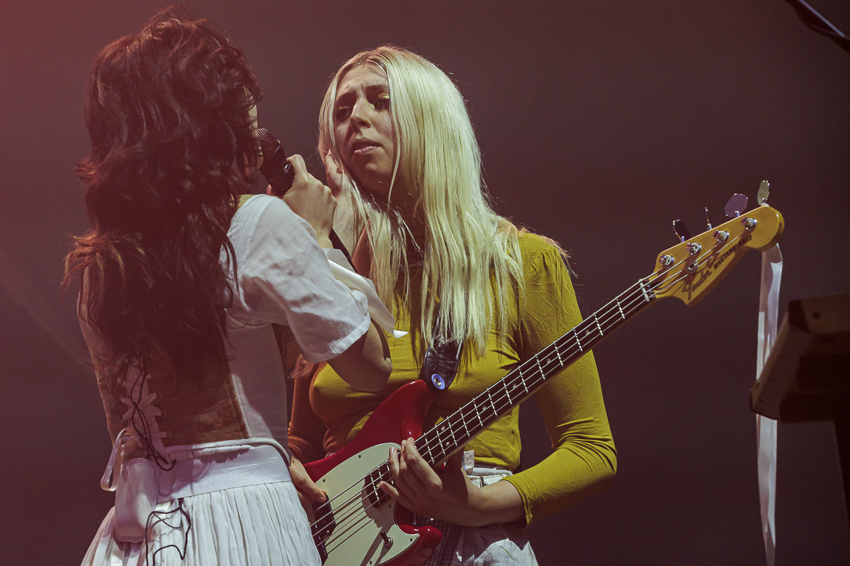 The Last Dinner Party @ Vorst Nationaal, picture 20, photographed by Peter Smet - FrontView Magazine