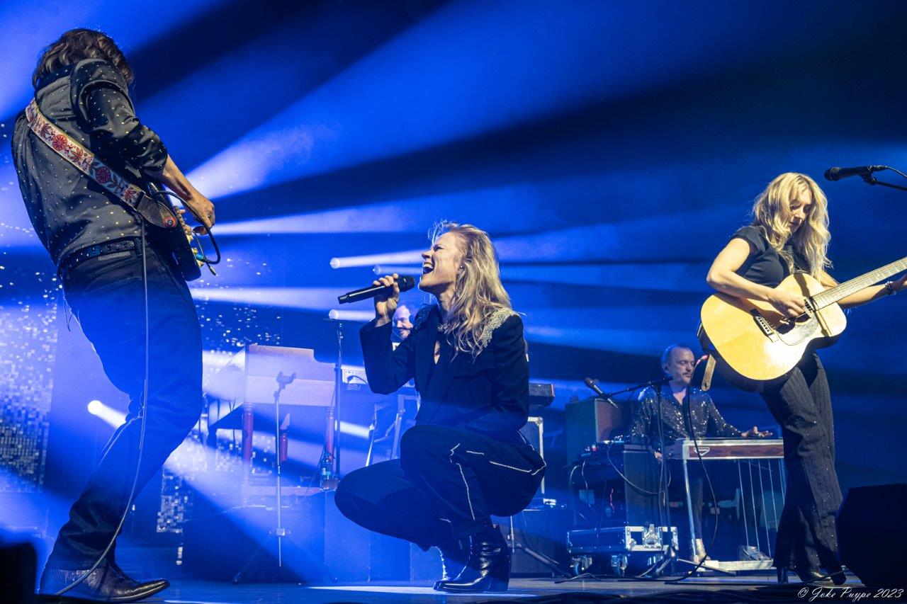 Ilse De Lange - Theatertour 2023 @ 013 Tilburg, picture 2, photographed by Joke Puype - FrontView Magazine