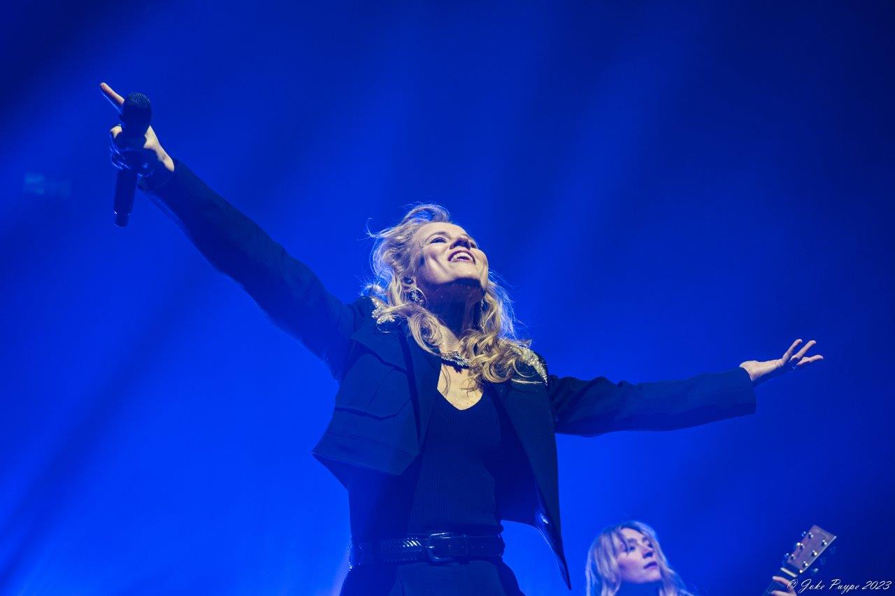 Ilse De Lange - Theatertour 2023 @ 013 Tilburg, picture 3, photographed by Joke Puype - FrontView Magazine