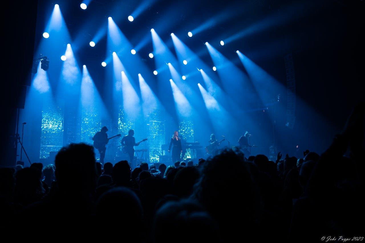 Ilse De Lange - Theatertour 2023 @ 013 Tilburg, picture 6, photographed by Joke Puype - FrontView Magazine