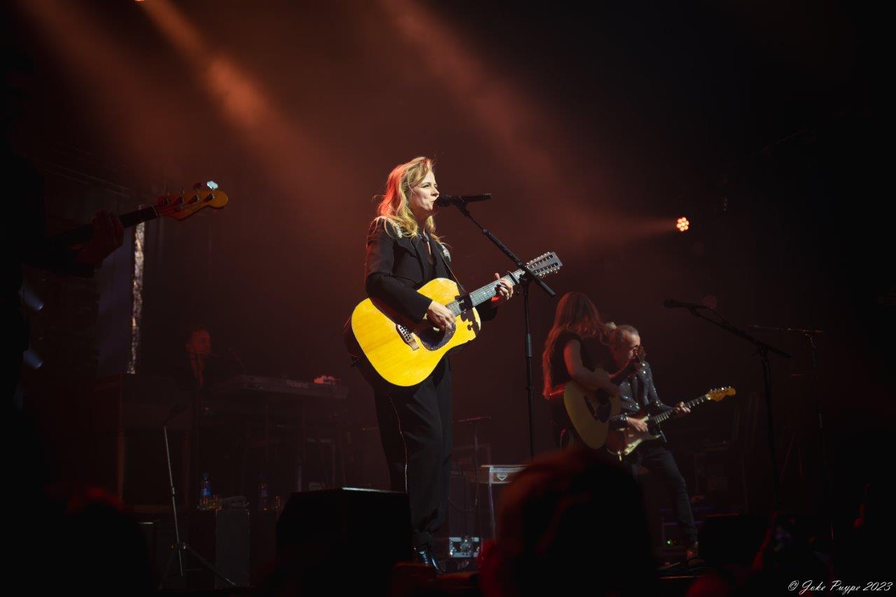 Ilse De Lange - Theatertour 2023 @ 013 Tilburg, picture 7, photographed by Joke Puype - FrontView Magazine