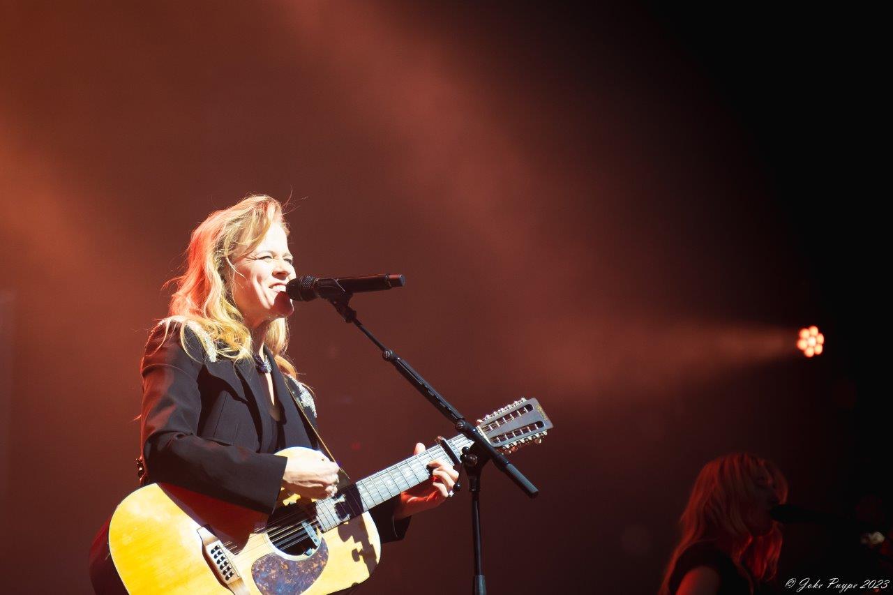 Ilse De Lange - Theatertour 2023 @ 013 Tilburg, picture 8, photographed by Joke Puype - FrontView Magazine
