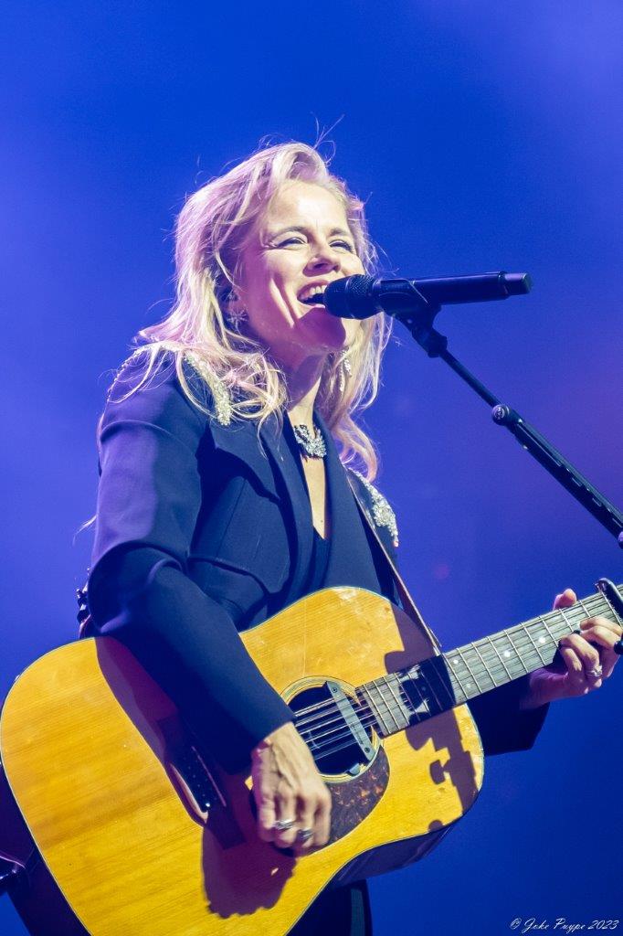 Ilse De Lange - Theatertour 2023 @ 013 Tilburg, picture 9, photographed by Joke Puype - FrontView Magazine