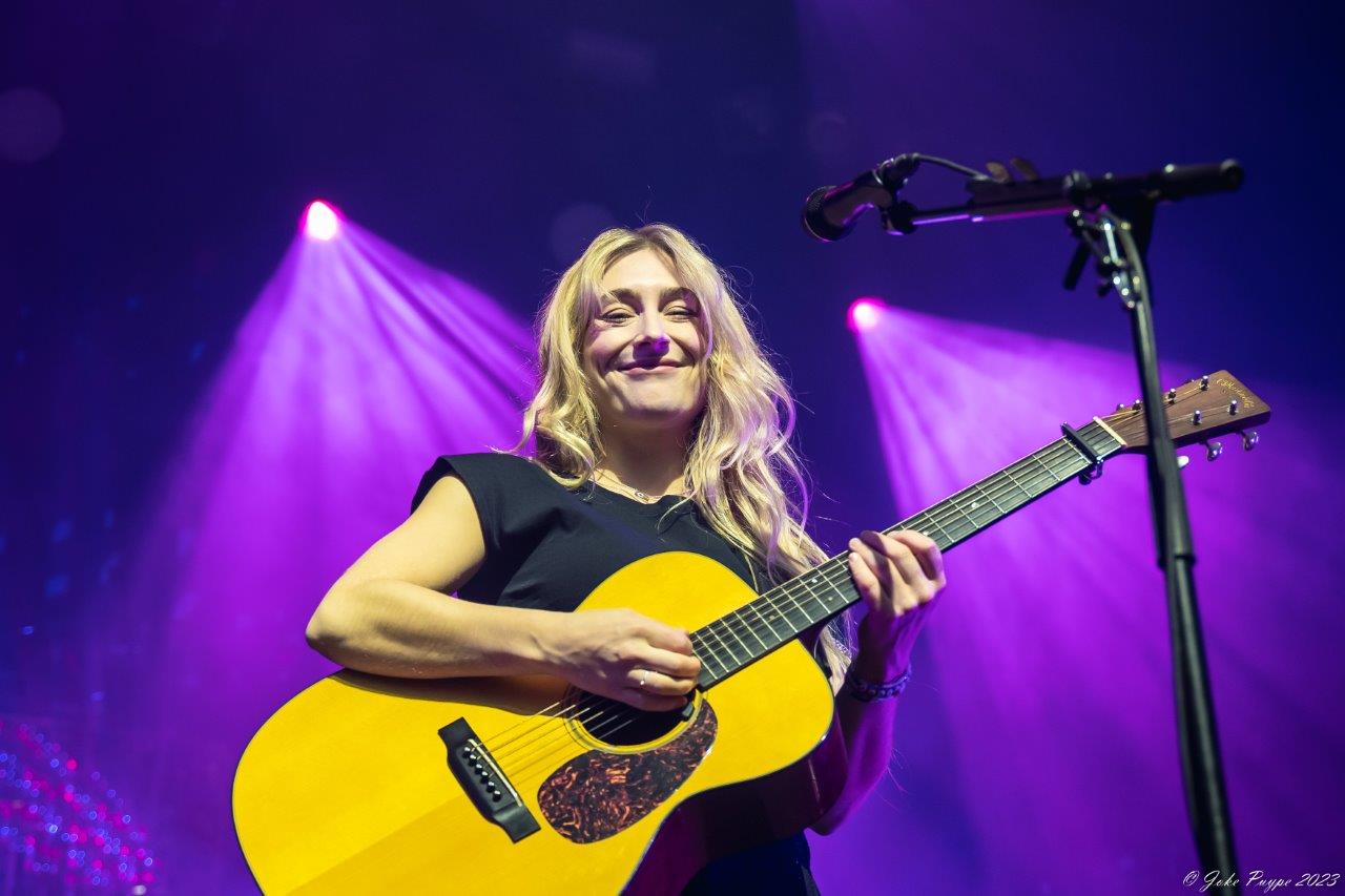 Ilse De Lange - Theatertour 2023 @ 013 Tilburg, picture 13, photographed by Joke Puype - FrontView Magazine