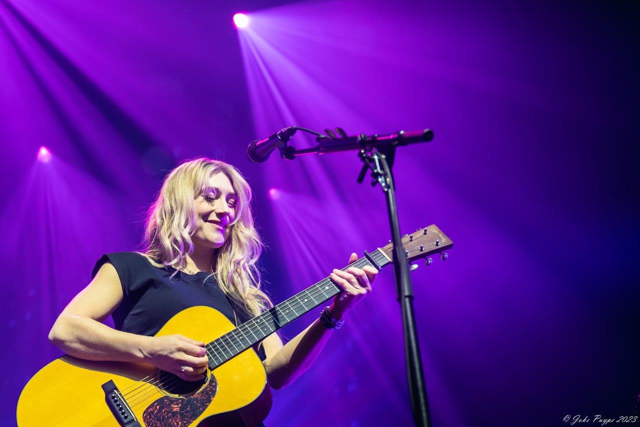 Ilse De Lange - Theatertour 2023 @ 013 Tilburg, picture 14, photographed by Joke Puype - FrontView Magazine