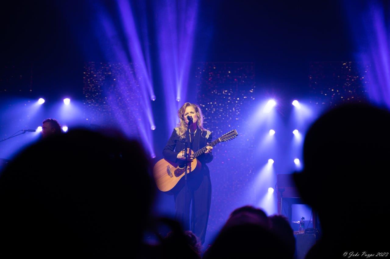 Ilse De Lange - Theatertour 2023 @ 013 Tilburg, picture 17, photographed by Joke Puype - FrontView Magazine