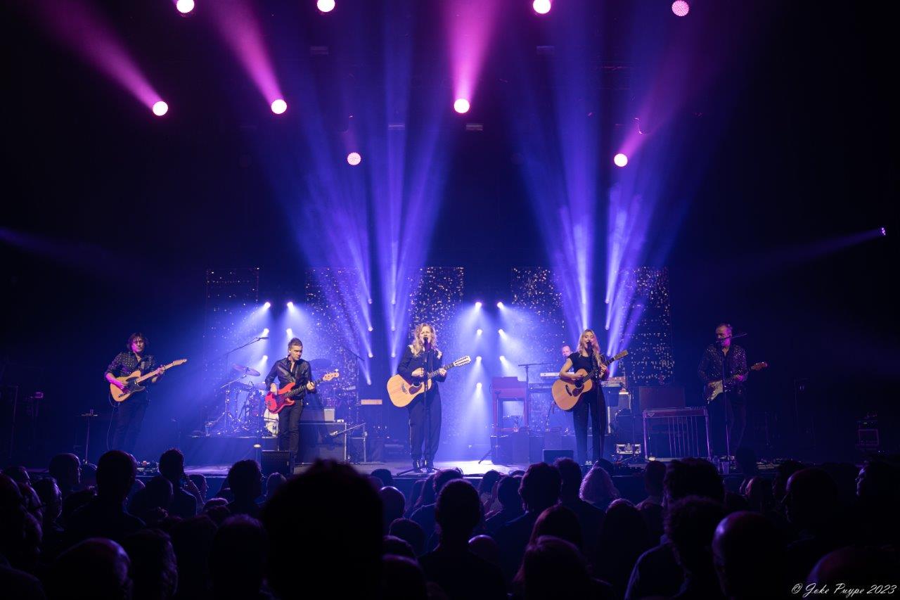 Ilse De Lange - Theatertour 2023 @ 013 Tilburg, picture 18, photographed by Joke Puype - FrontView Magazine