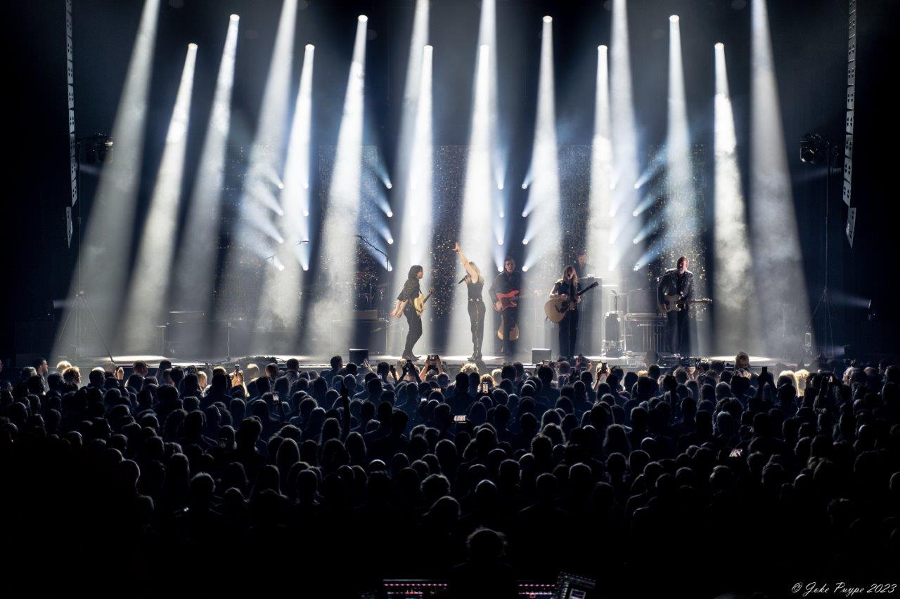 Ilse De Lange - Theatertour 2023 @ 013 Tilburg, picture 21, photographed by Joke Puype - FrontView Magazine