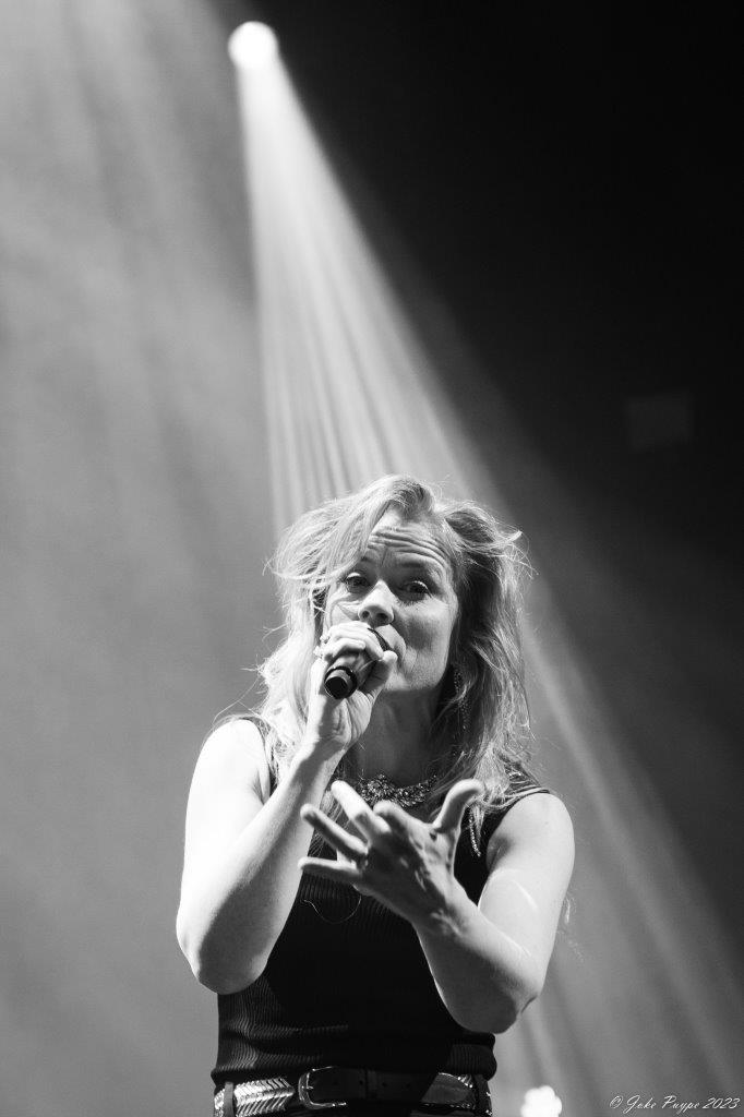 Ilse De Lange - Theatertour 2023 @ 013 Tilburg, picture 28, photographed by Joke Puype - FrontView Magazine