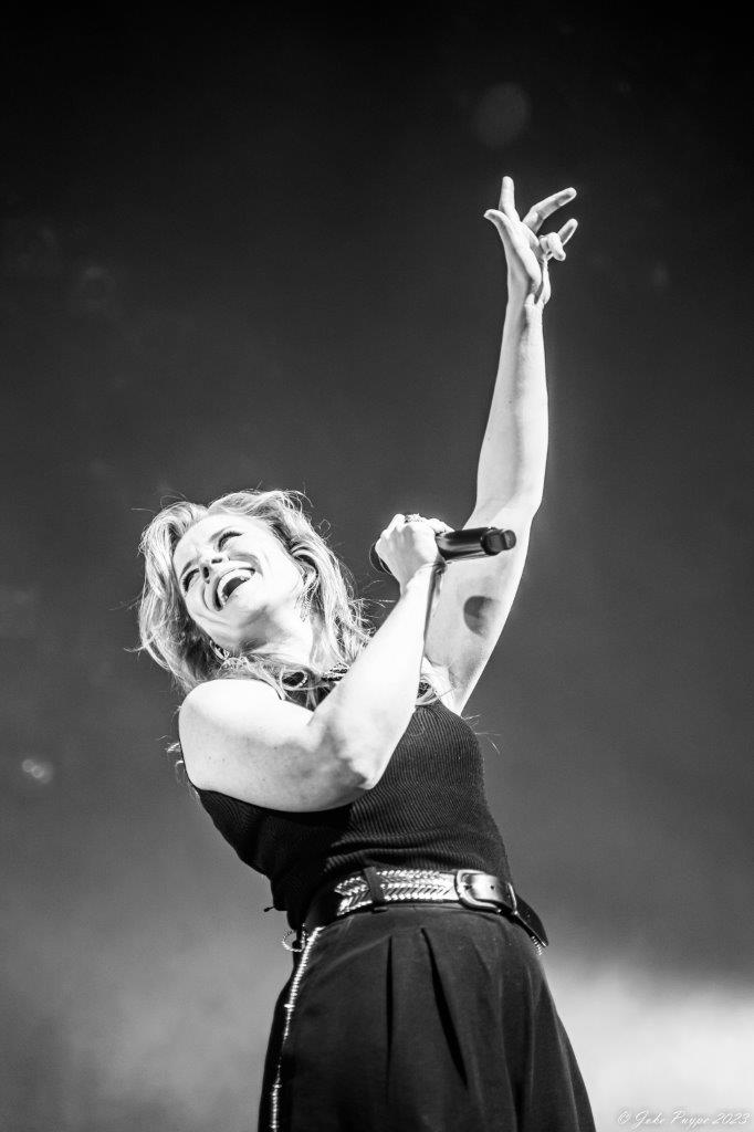 Ilse De Lange - Theatertour 2023 @ 013 Tilburg, picture 34, photographed by Joke Puype - FrontView Magazine