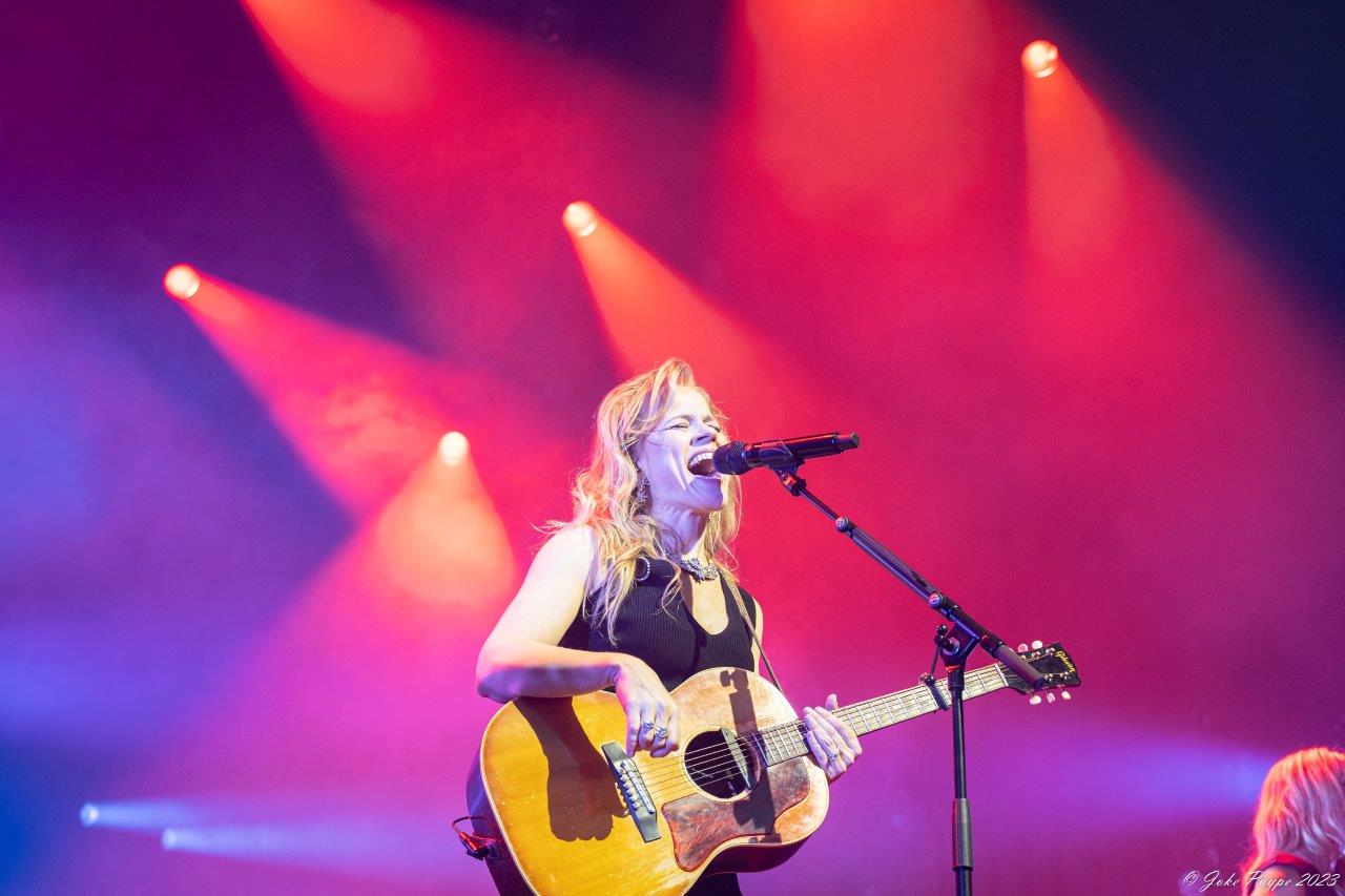 Ilse De Lange - Theatertour 2023 @ 013 Tilburg, picture 39, photographed by Joke Puype - FrontView Magazine