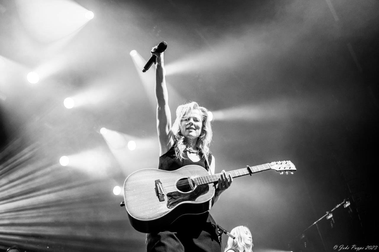 Ilse De Lange - Theatertour 2023 @ 013 Tilburg, picture 41, photographed by Joke Puype - FrontView Magazine