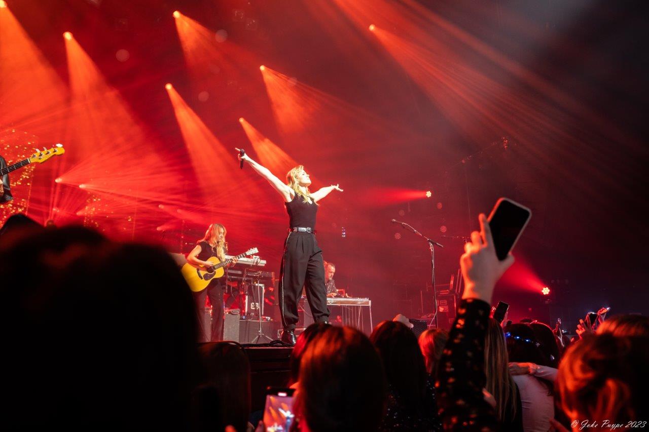 Ilse De Lange - Theatertour 2023 @ 013 Tilburg, picture 46, photographed by Joke Puype - FrontView Magazine