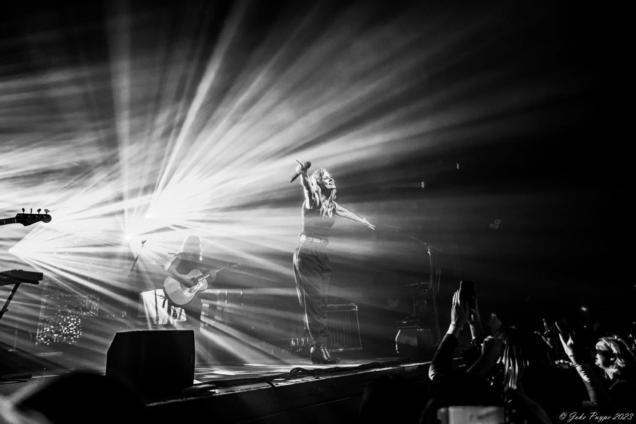 Ilse De Lange - Theatertour 2023 @ 013 Tilburg, picture 48, photographed by Joke Puype - FrontView Magazine
